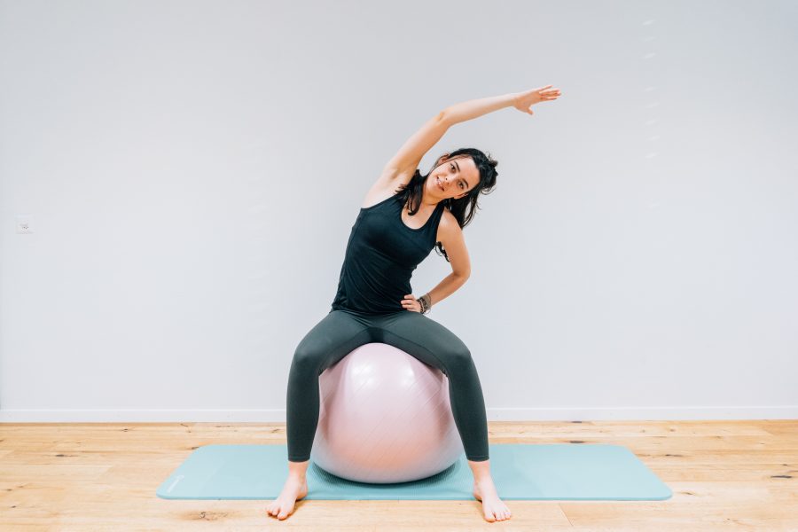 Fiona auf dem Gymnastikball in Schaffhausen vor Ihrem Beckenbodenkurs